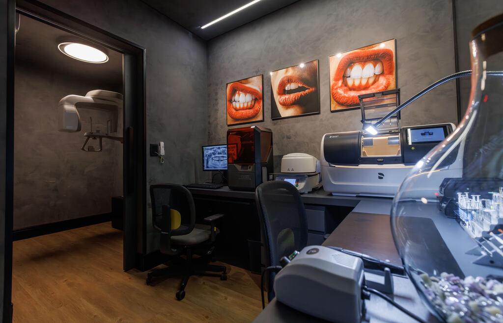 Odontologia digital com equipamentos 3D em clínica moderna para planejamento odontológico preciso