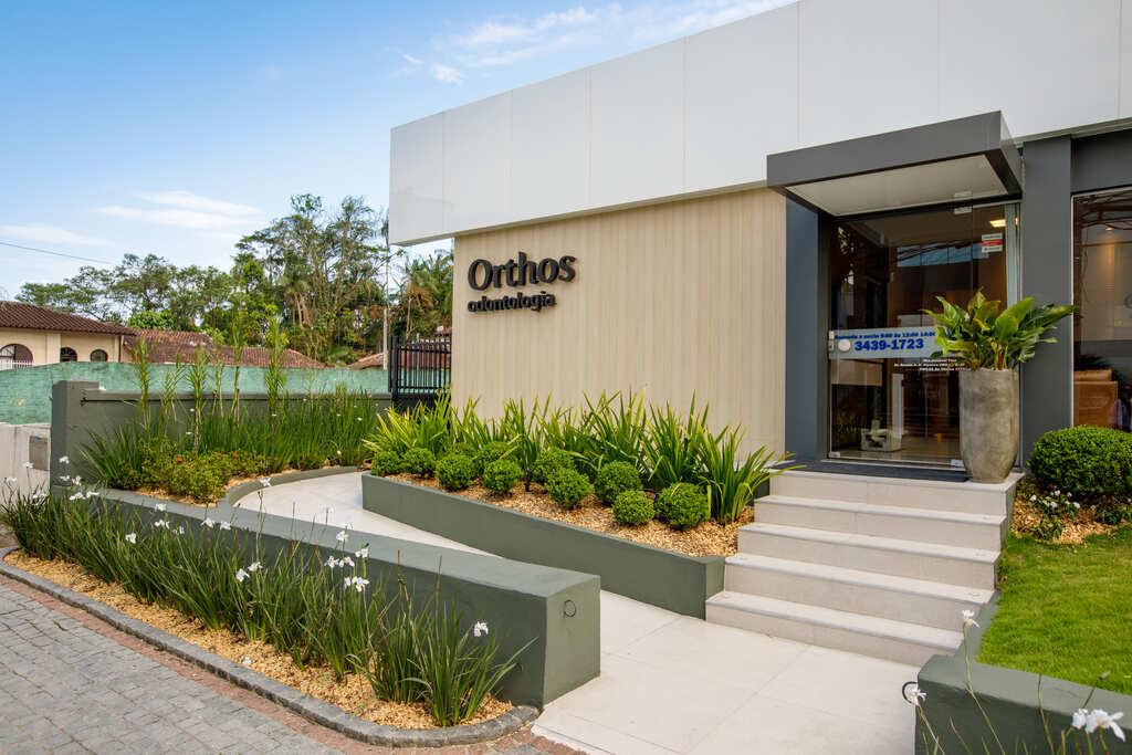 Fachada da clínica Orthos Odontologia especializada em tratamento Invisalign em Joinville.